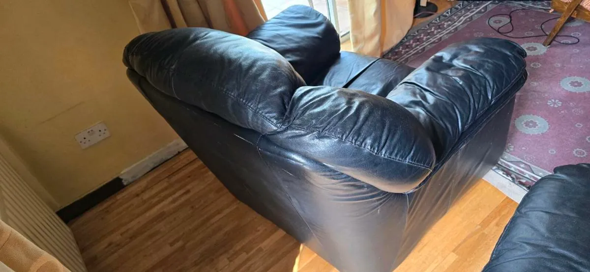 3 piece.black leather suite - Image 3