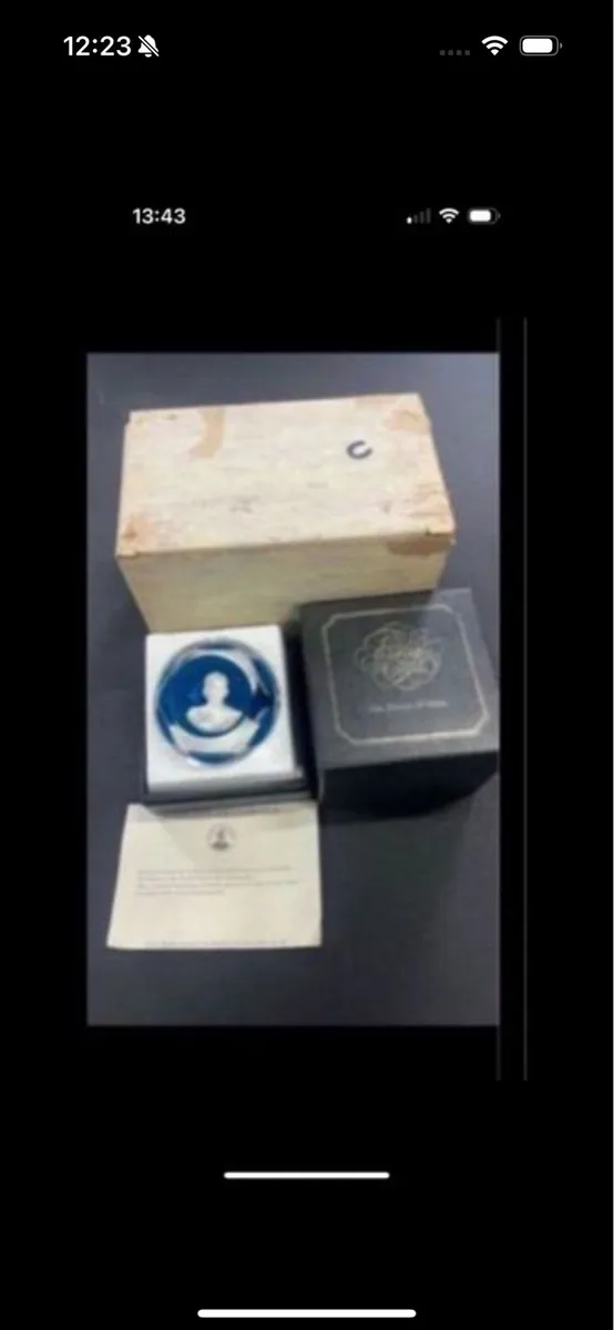 4 pinches baccarat commemorative paperweights - Image 2