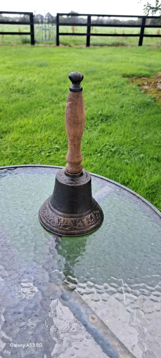 Heavy cast iron school bell - Image 1