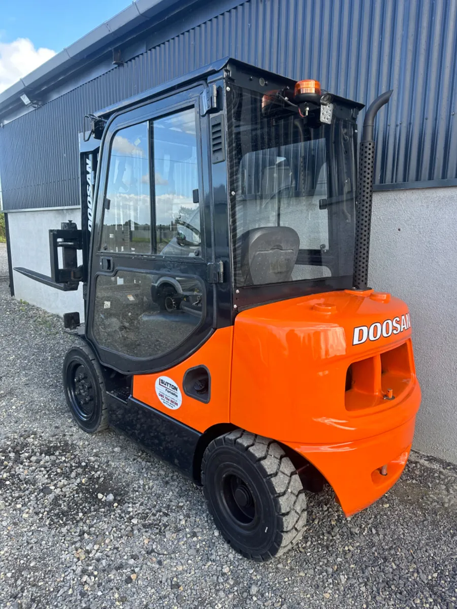 2016 Doosan Forklift - Full Cab - Image 2