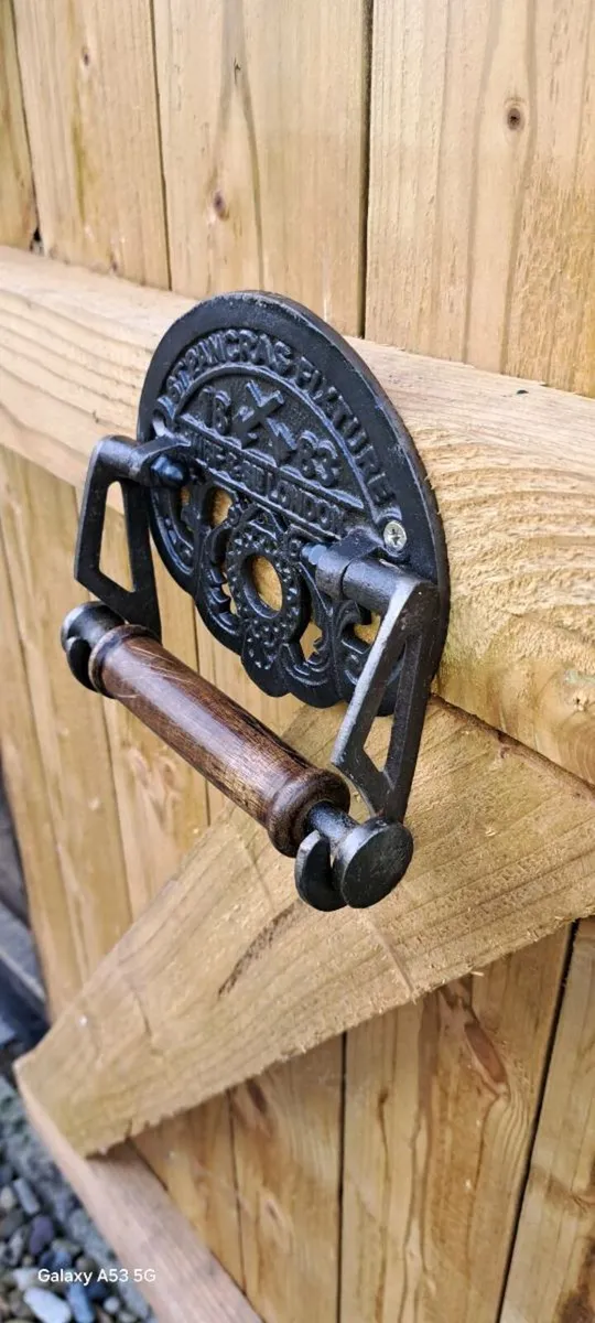 Railway cast iron toilet rool holder - Image 3