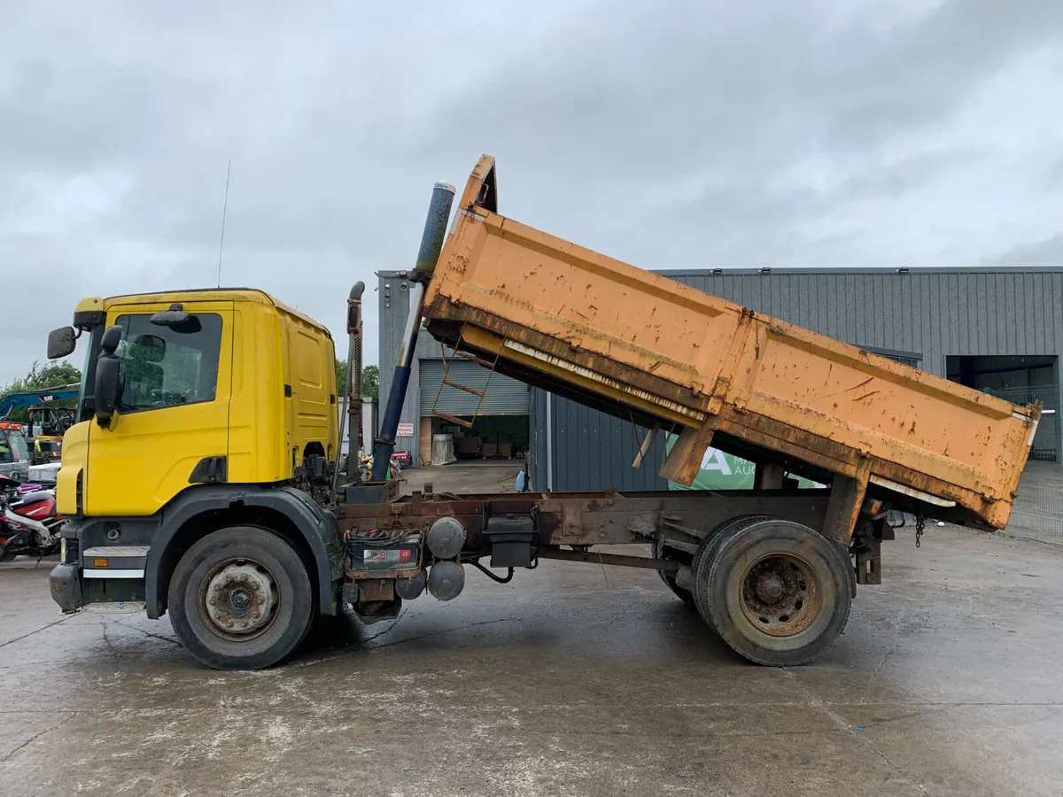 UNRESERVED 2005 SCANIA P230 4X2 18T TIPPER FOR AUC - Image 2
