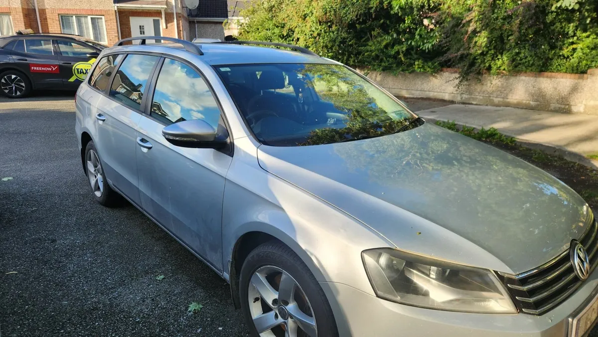 Volkswagen Passat 2011 - Image 2
