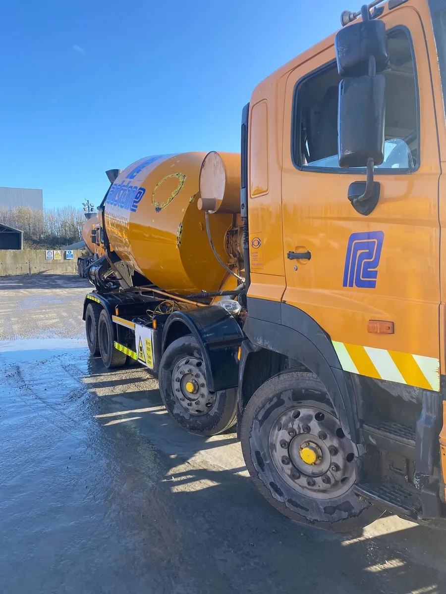 Hino 700 concrete mixer - Image 1