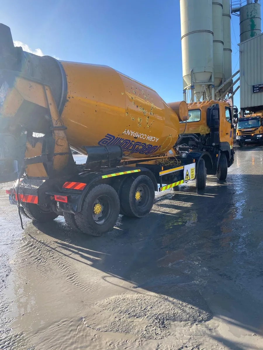Hino 700 concrete mixer - Image 2