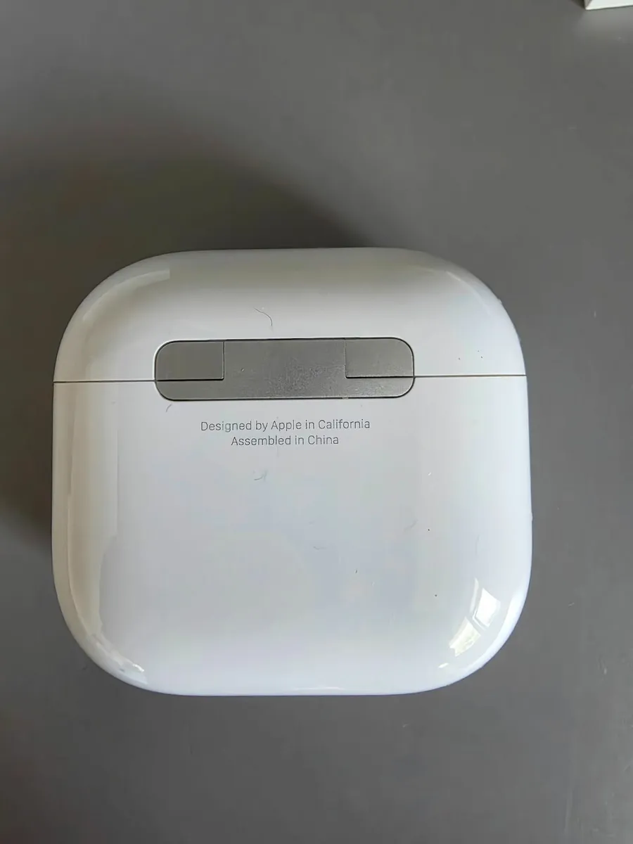 4th Generation Airpods - Image 2