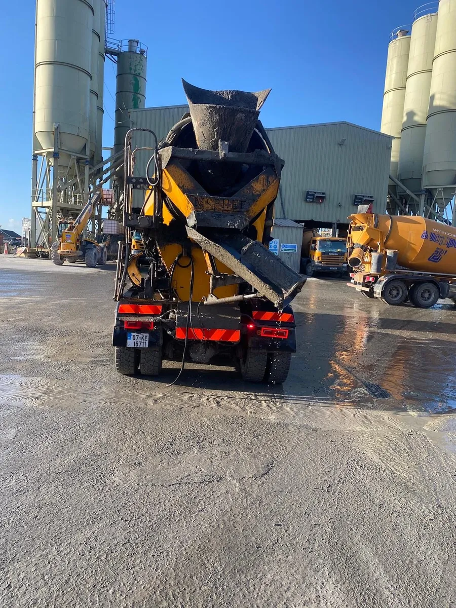 Hino 700 concrete mixer - Image 3