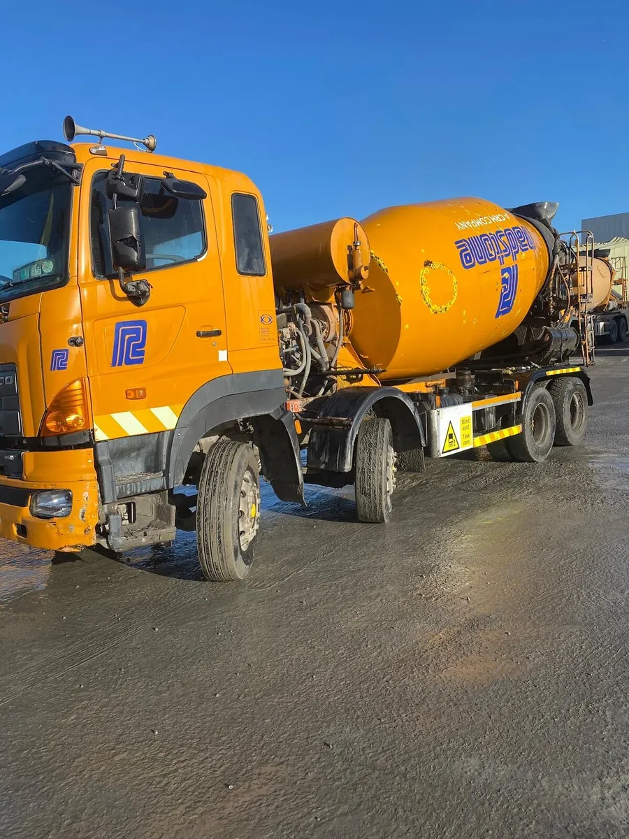 Hino 700 concrete mixer - Image 4