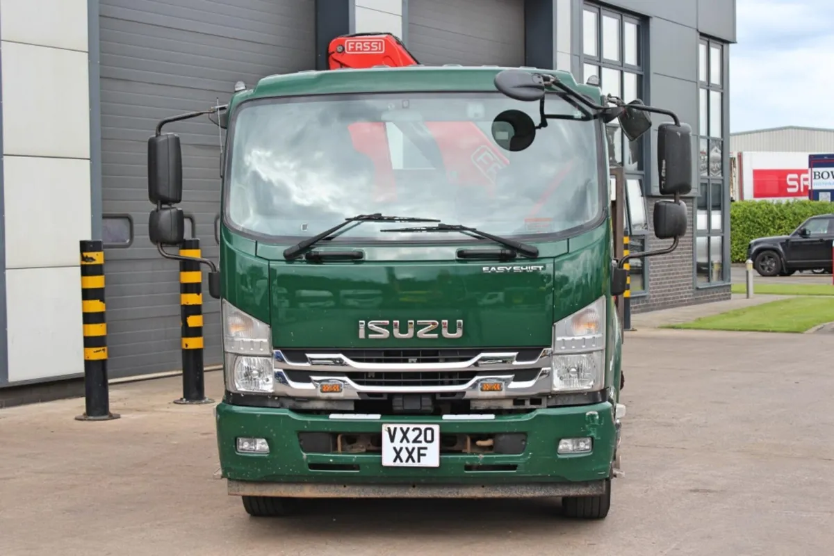 2020 ISUZU F135-240  13.5 TON  FLAT WITH -CRANE - Image 2