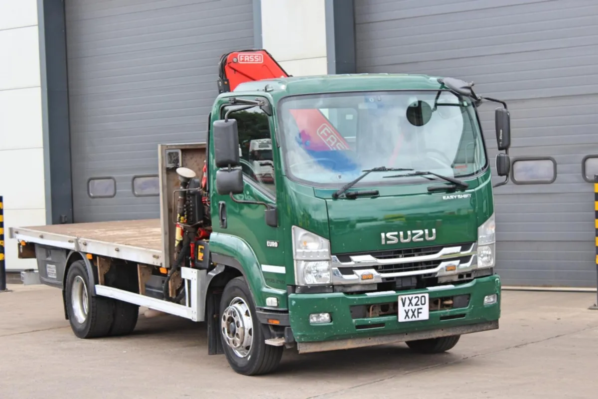 2020 ISUZU F135-240  13.5 TON  FLAT WITH -CRANE - Image 1