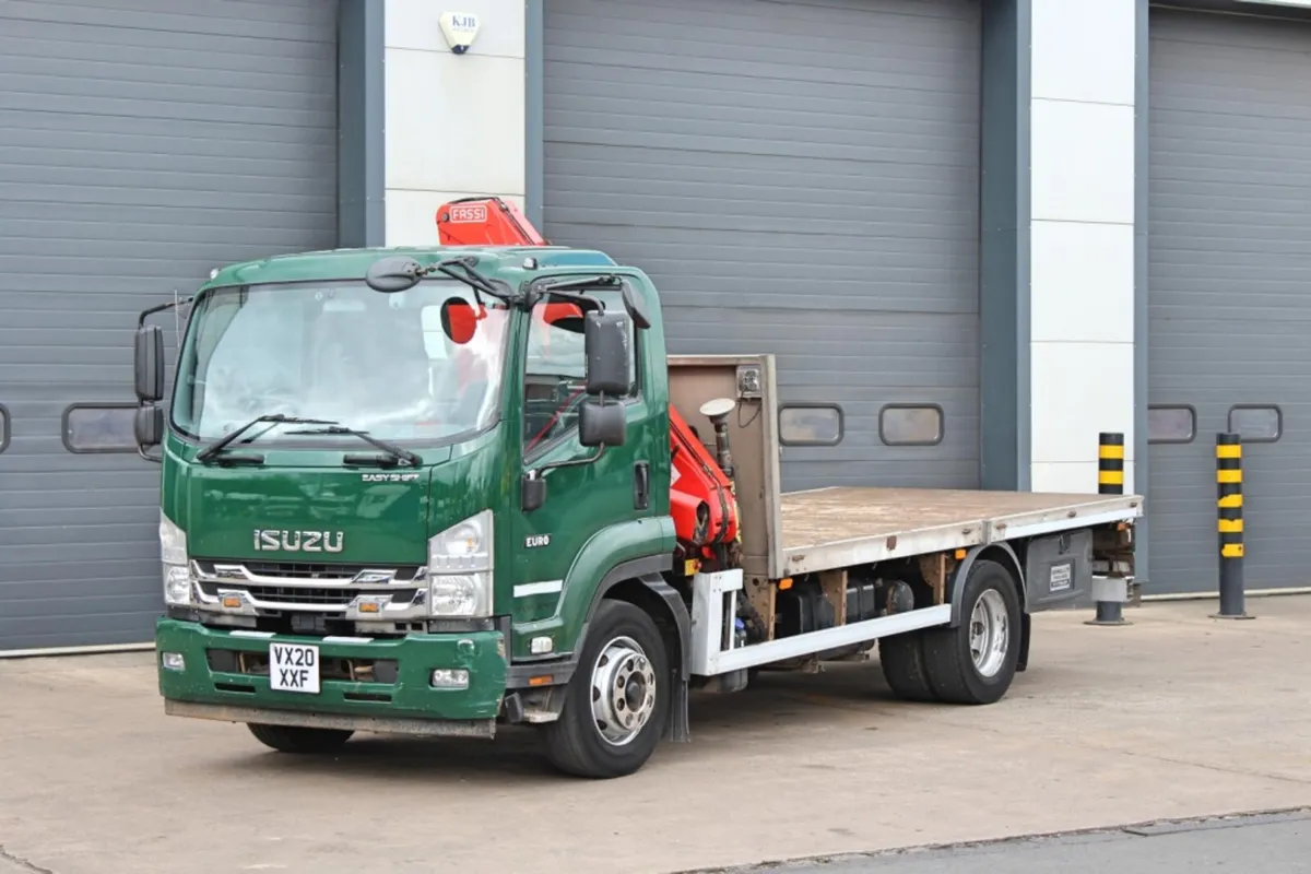 2020 ISUZU F135-240  13.5 TON  FLAT WITH -CRANE - Image 3