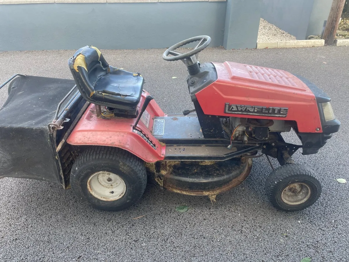 Ride on lawnmower - Image 1