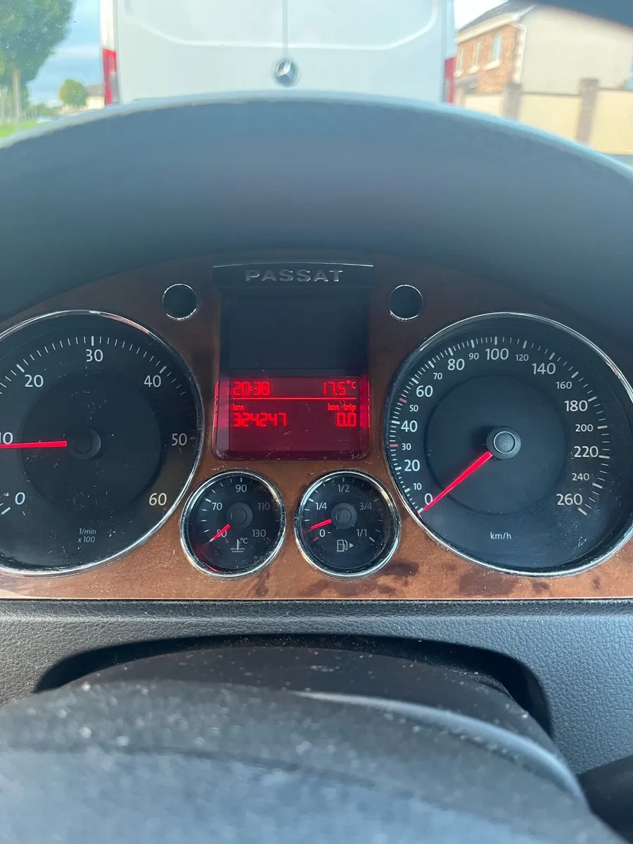 Volkswagen Passat - Image 4