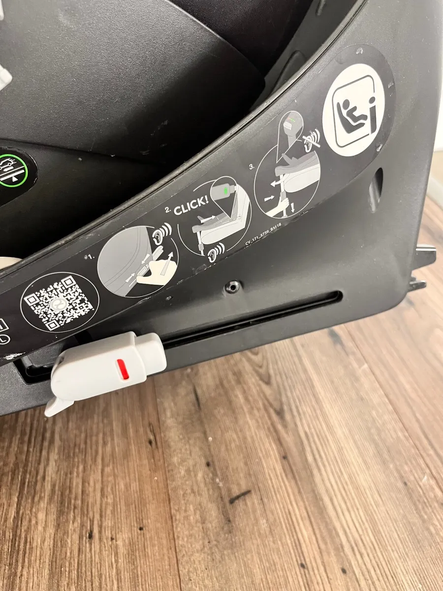 Cybex car seat and isofix base - Image 3