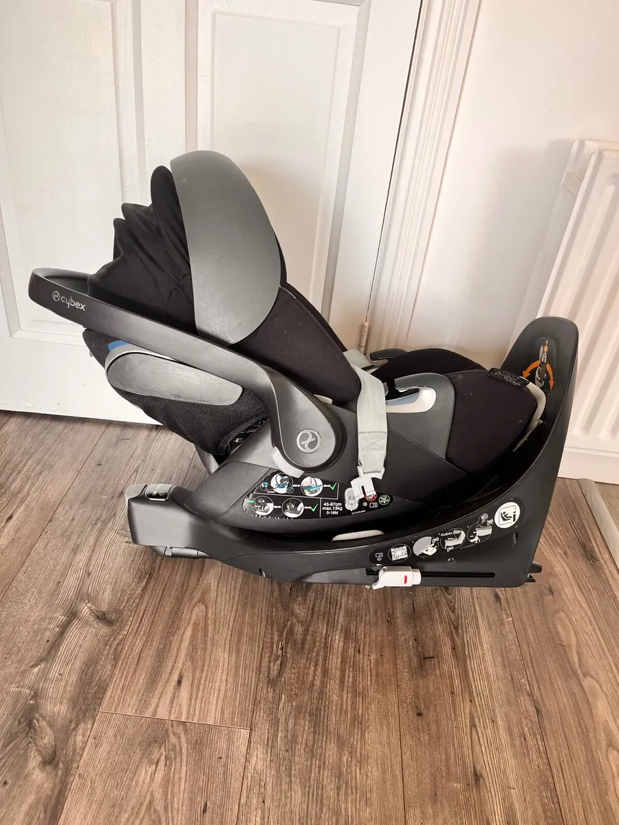 Cybex car seat and isofix base - Image 1