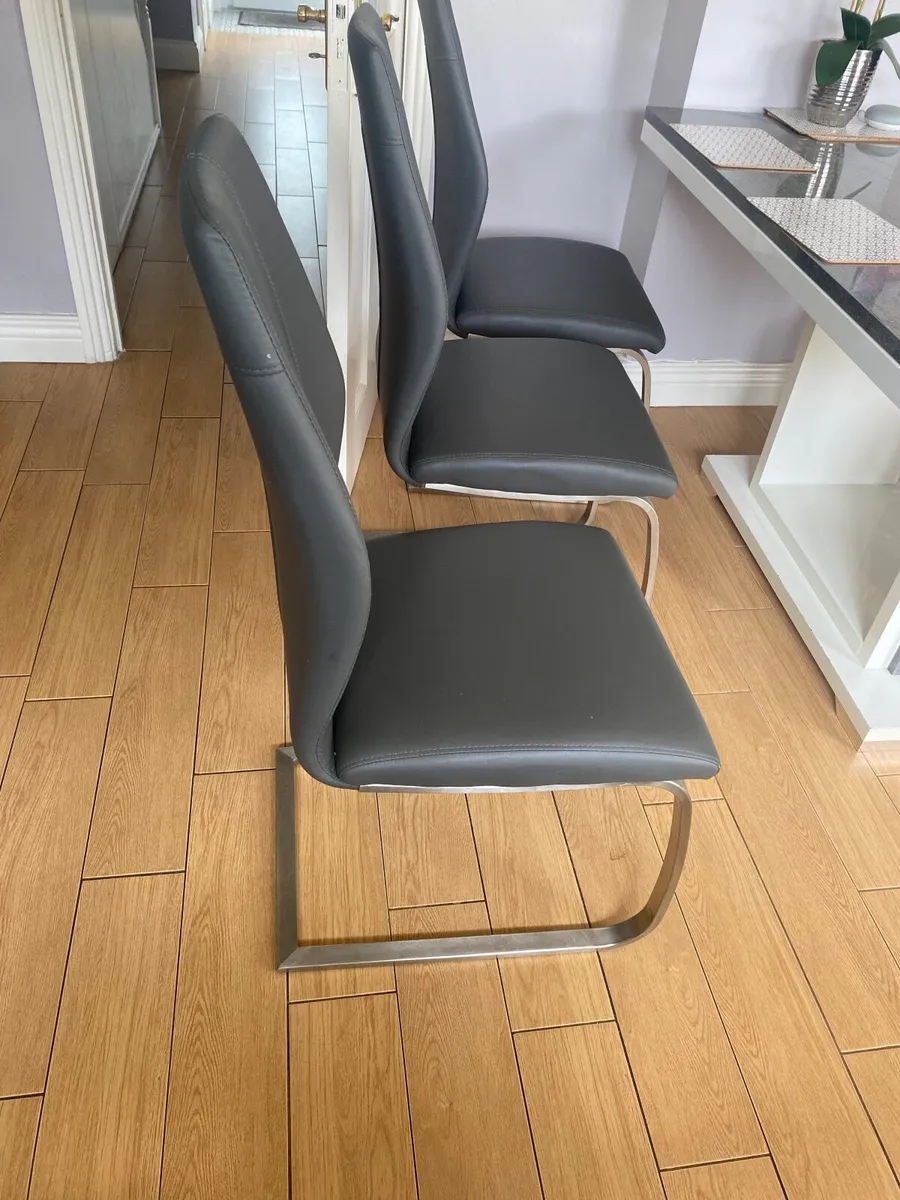 Dining table and chairs - Image 2