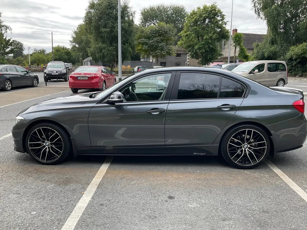 BMW 3-Series 2017 - Image 2
