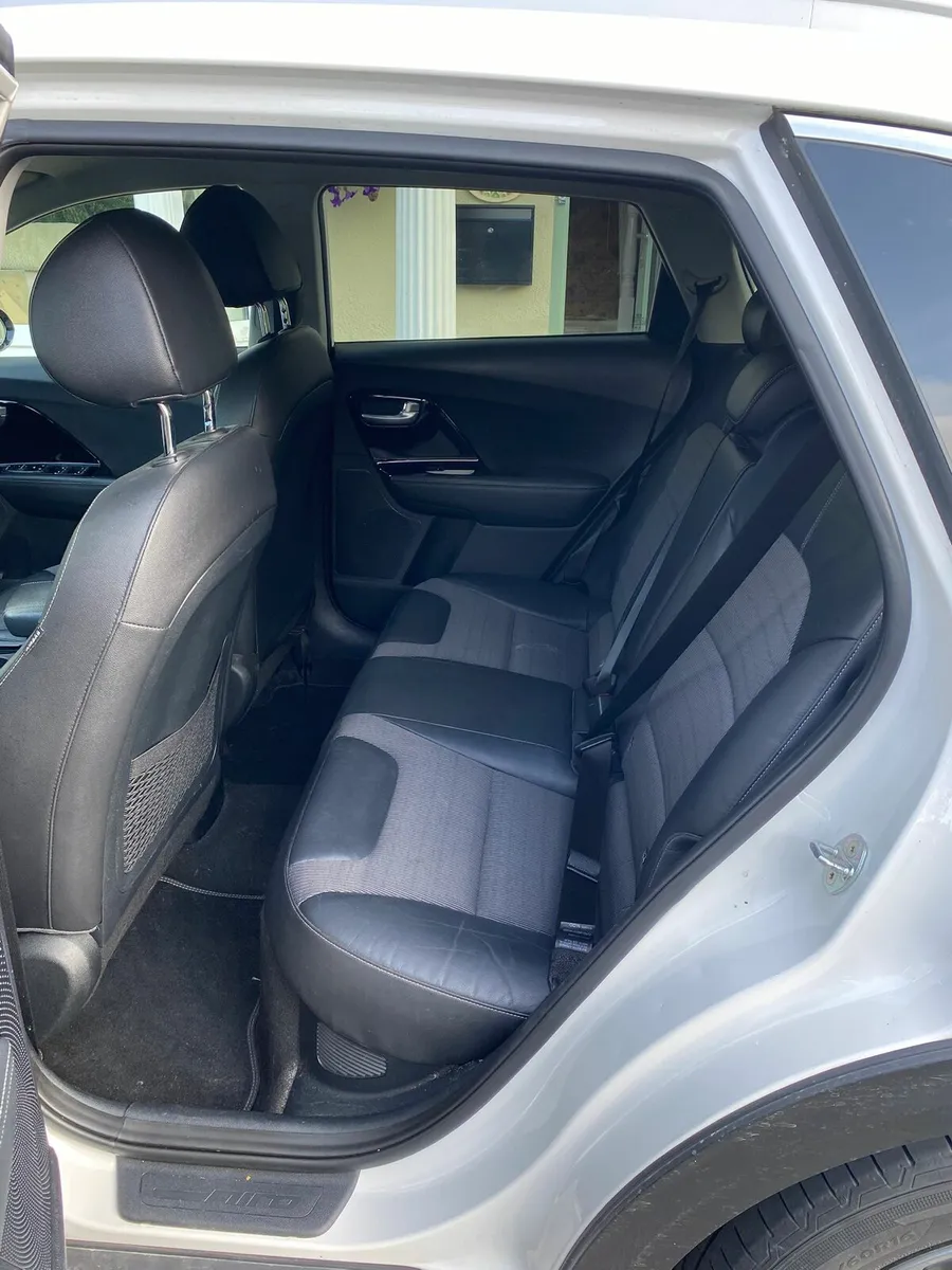Car - Image 3