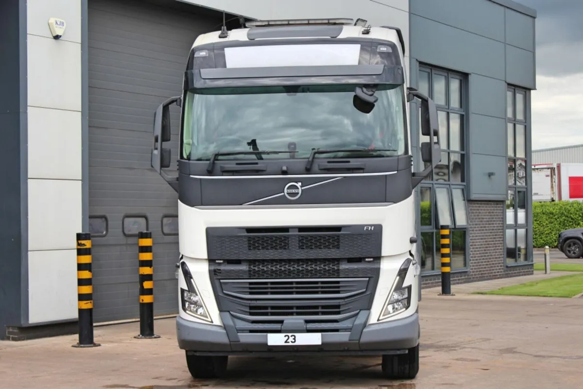 2023 FH 540 6X2 TRACTOR UNIT - Image 2