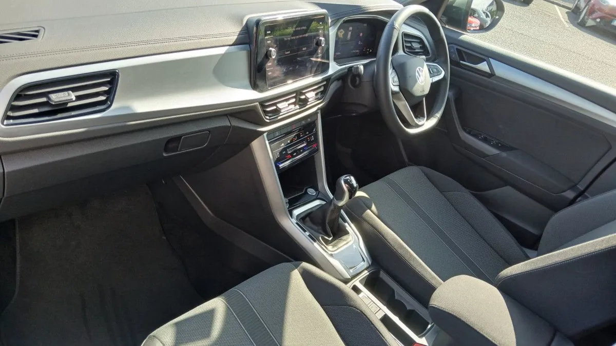 Volkswagen T-Roc Edition 75 2.0tdi 116HP  rearvie - Image 3