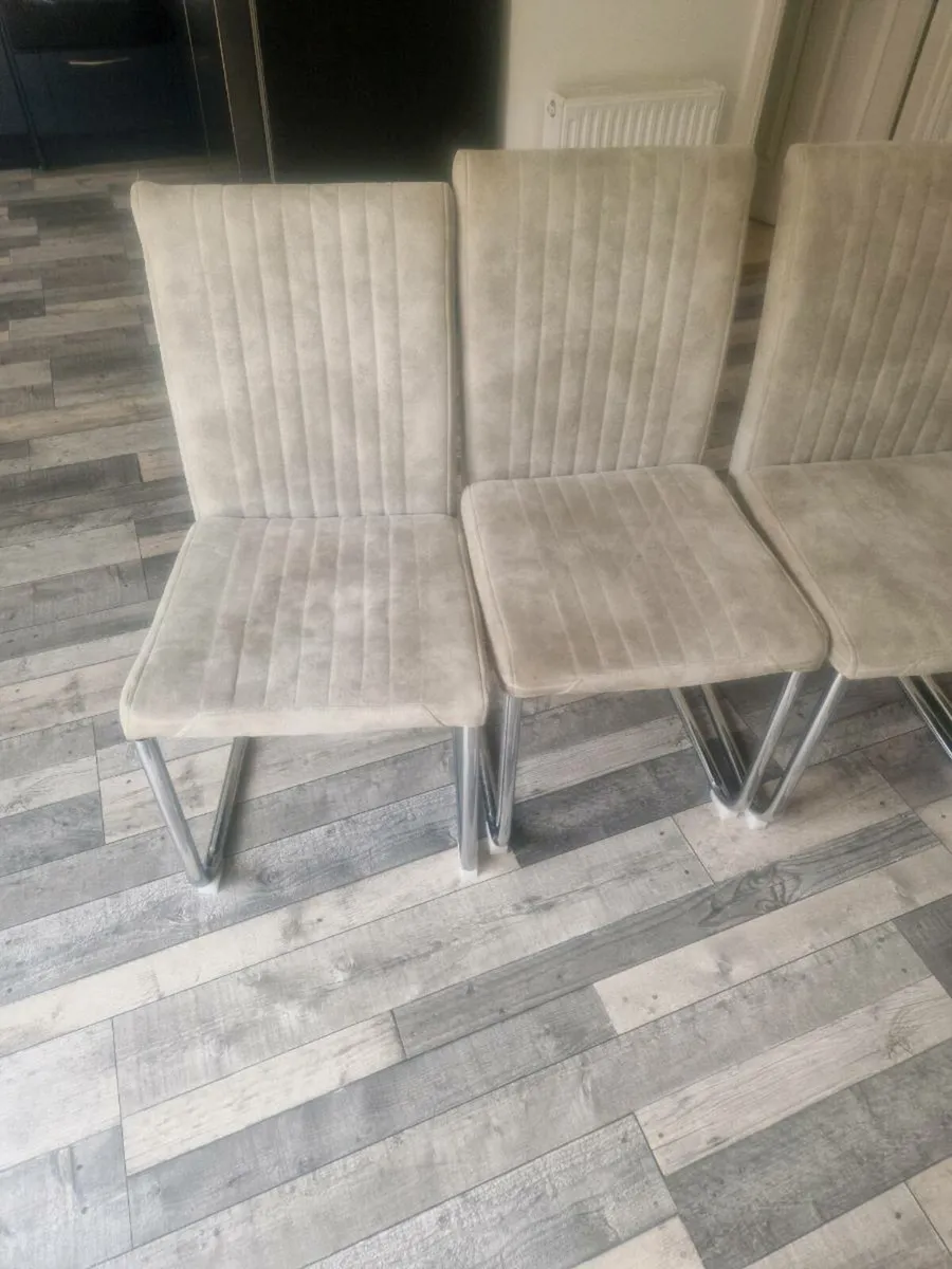 Table and chairs - Image 2