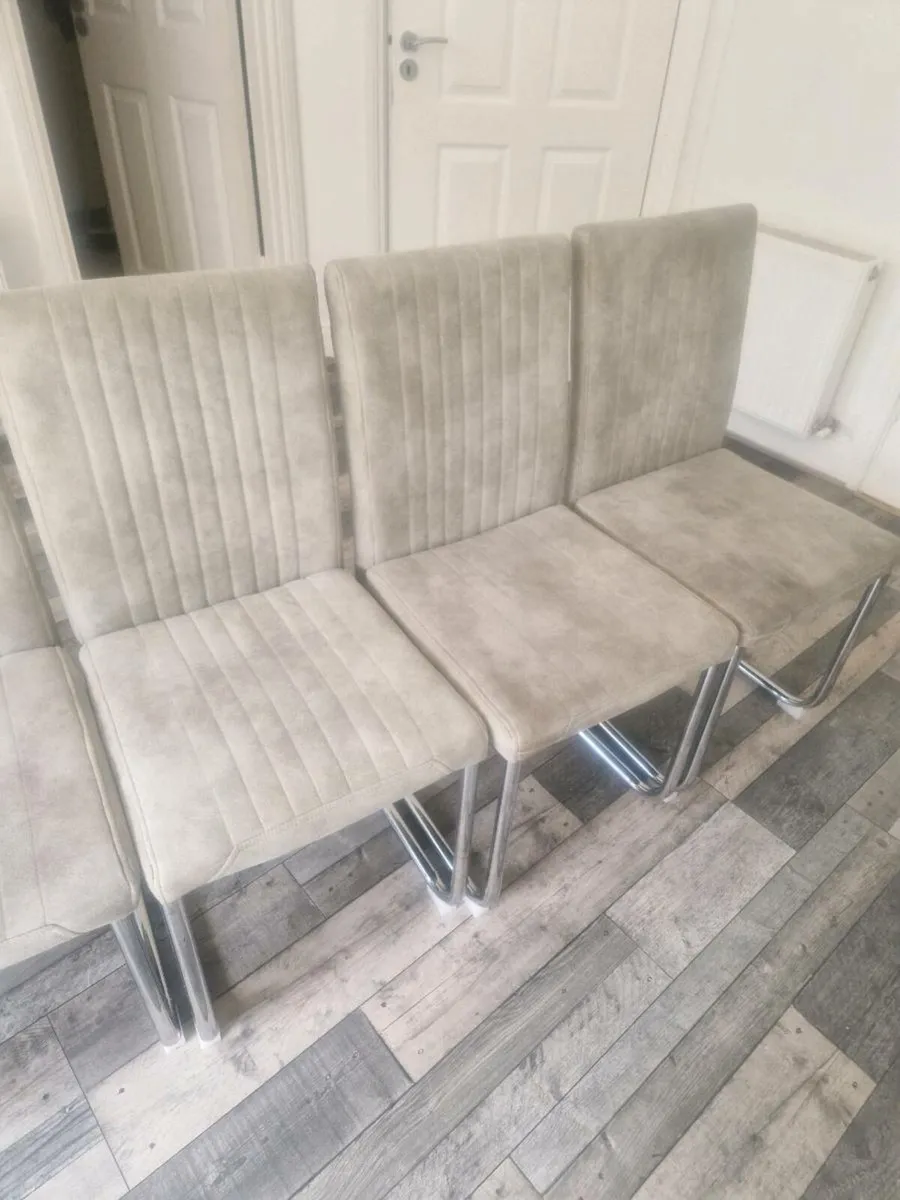 Table and chairs - Image 3