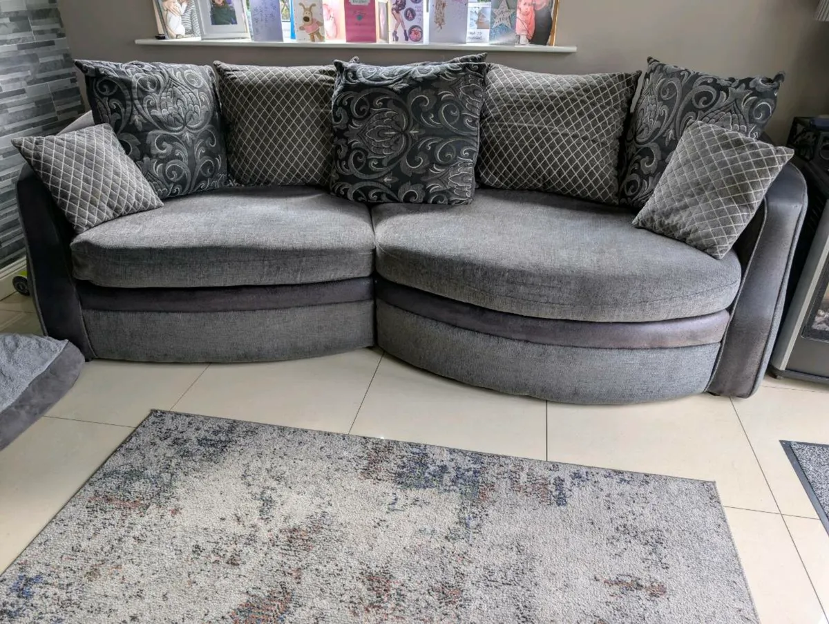 Couch - Image 4