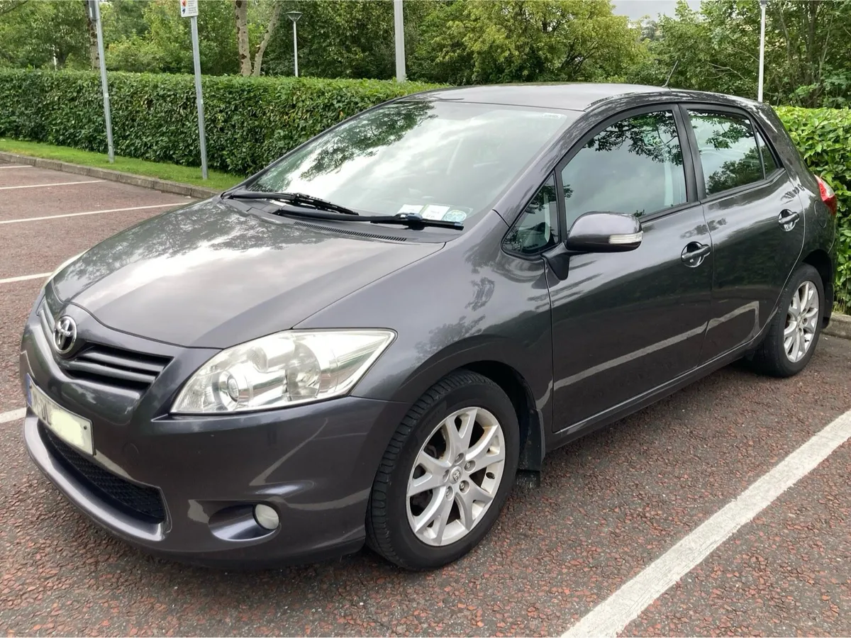 * VERY LOW MILAGE* Toyota Auris - Image 2