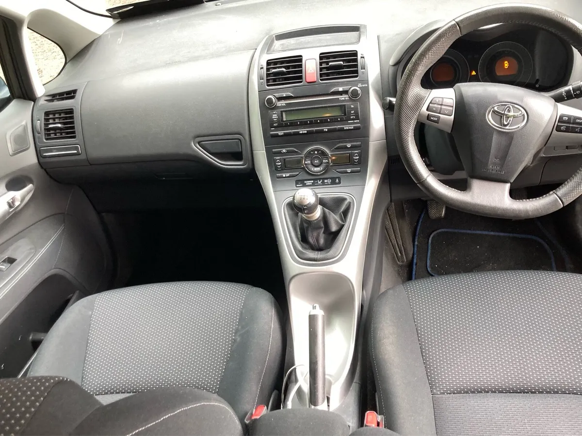 * VERY LOW MILAGE* Toyota Auris - Image 4