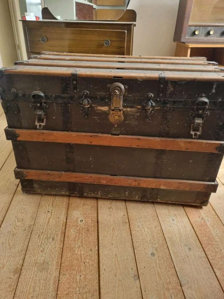 Trunk,Singer sewing machine,antiques - Image 1