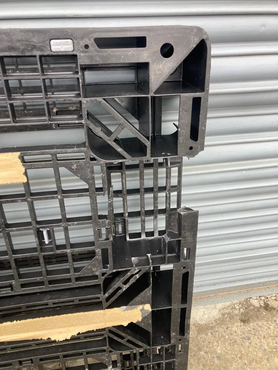 Slightly damaged plastic pallets - Image 1