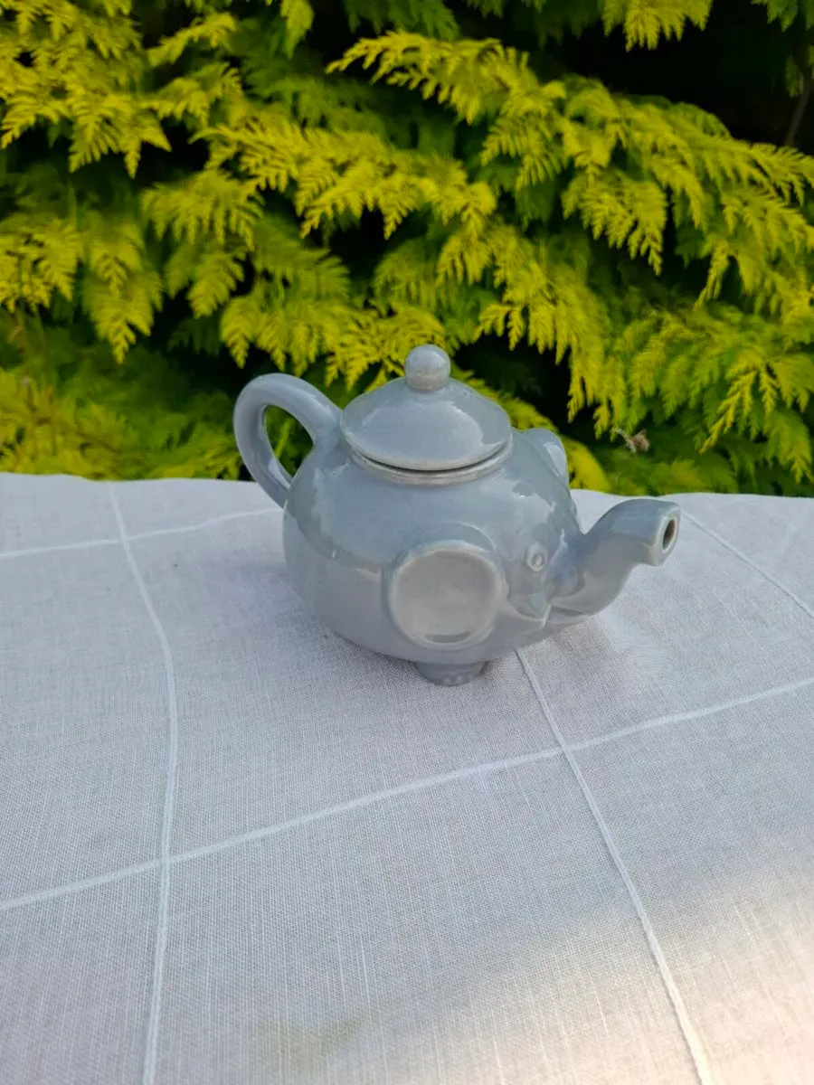 Elephant novelty tea pot postage possible