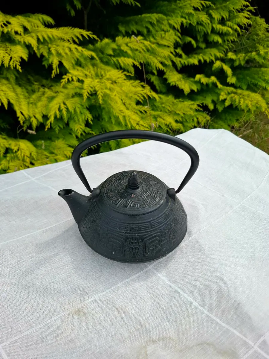 Cast iron black tea pot postage possible
