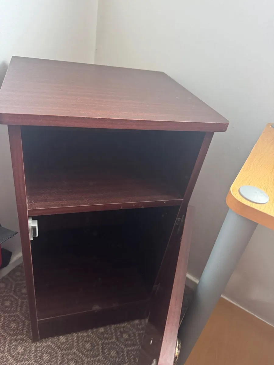 Table stands - Image 1