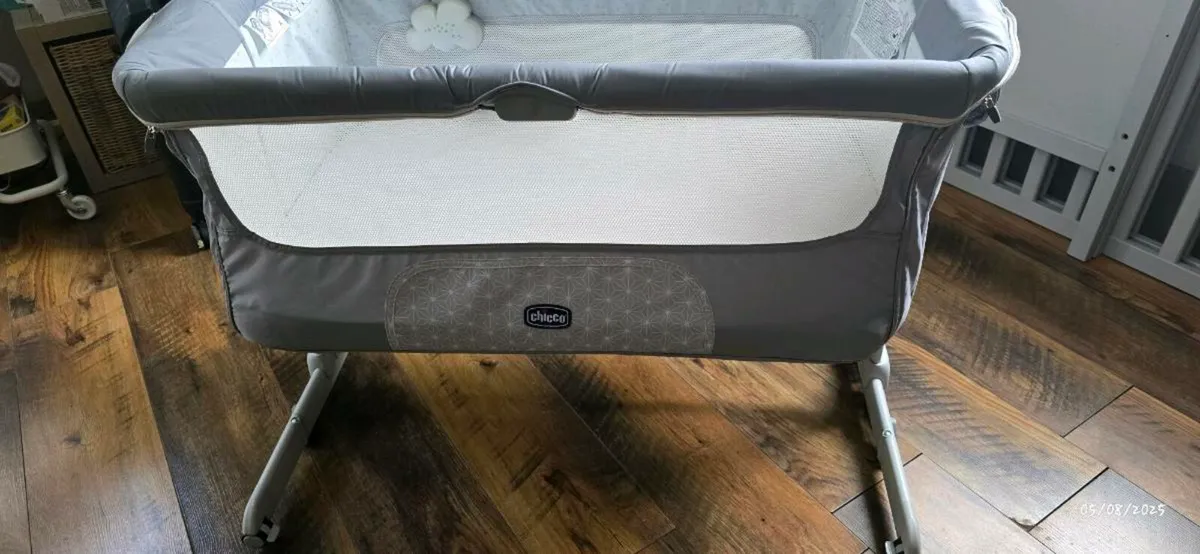 Bedside cot with rocking motion - Image 2