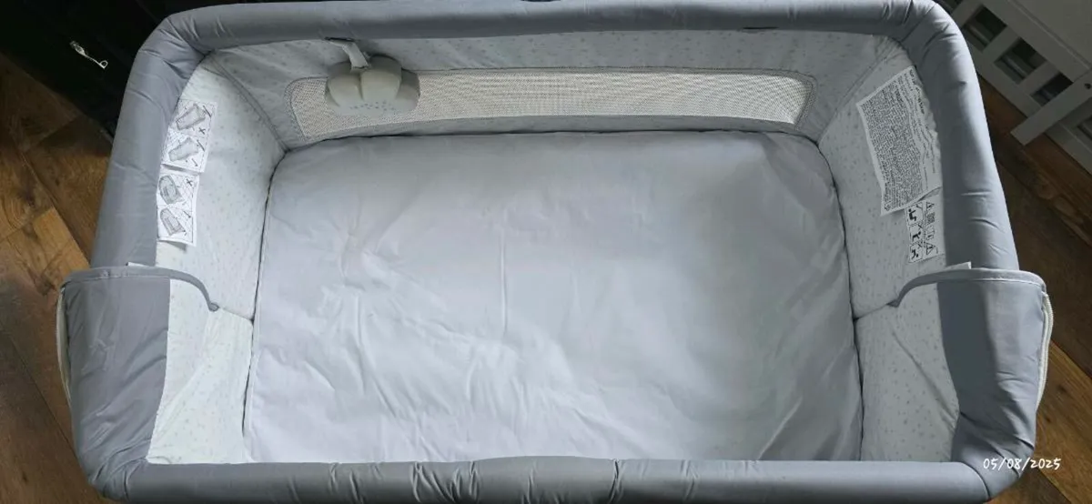 Bedside cot with rocking motion - Image 3