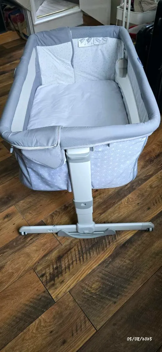 Bedside cot with rocking motion - Image 4