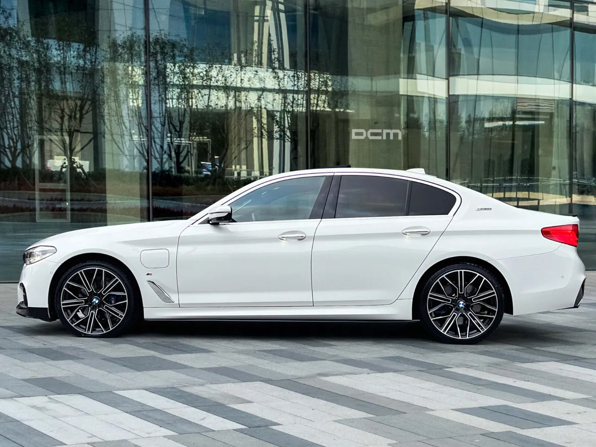 BMW G30 530e M Sport *Glass Sunroof* - Image 4