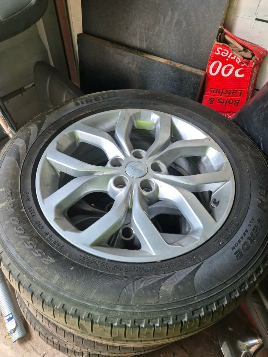 Land rover discovery  alloy wheels - Image 1