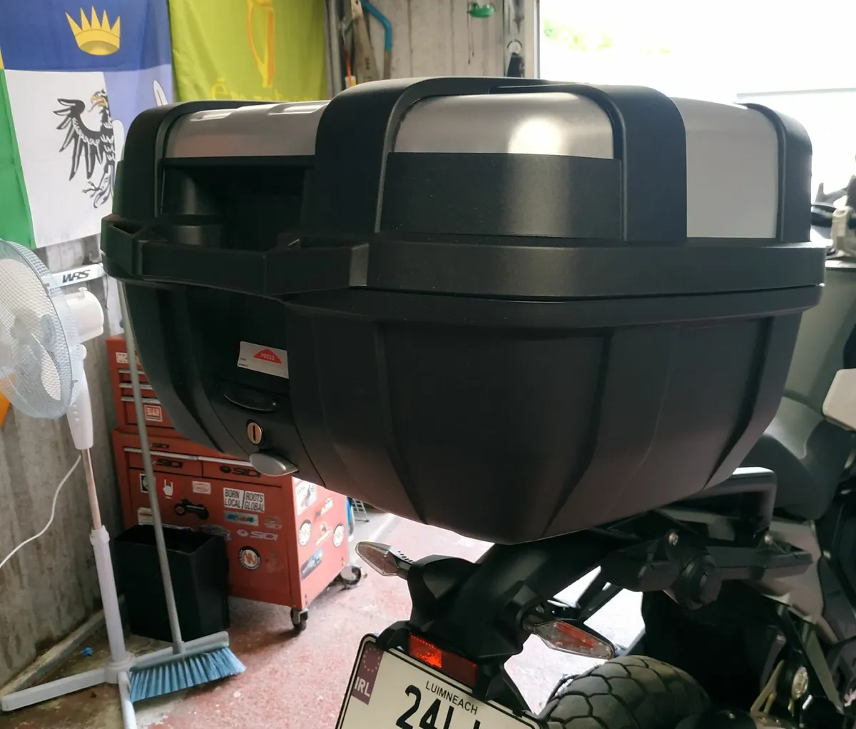 BMW R1300GS Givi Topbox and plate - Image 1