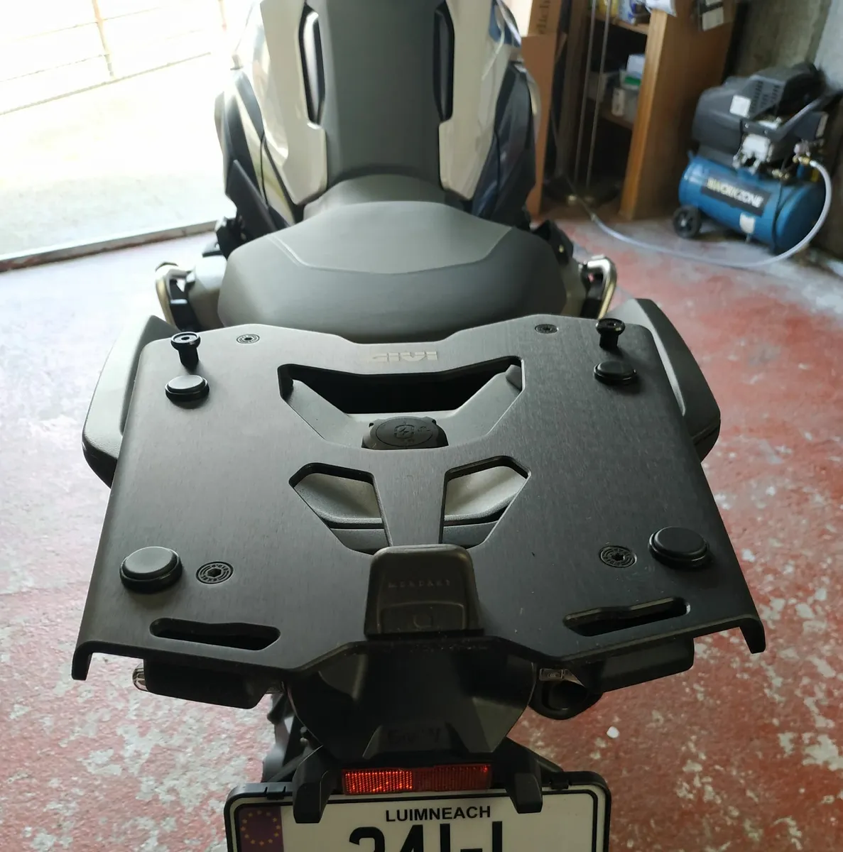 BMW R1300GS Givi Topbox and plate - Image 2