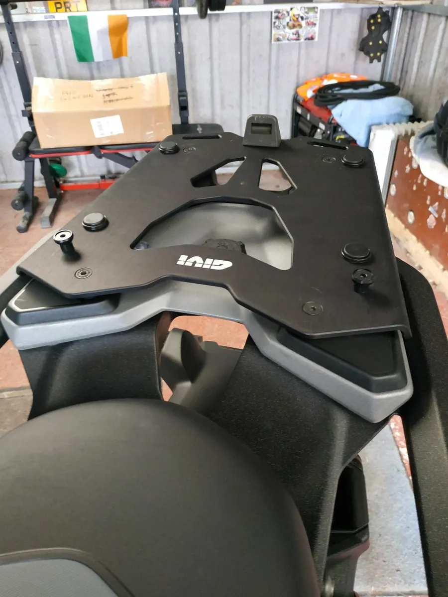 BMW R1300GS Givi Topbox and plate - Image 3