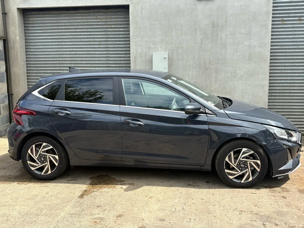 242 HYUNDAI i20 !! VERY LOW MILEAGE!! - Image 4