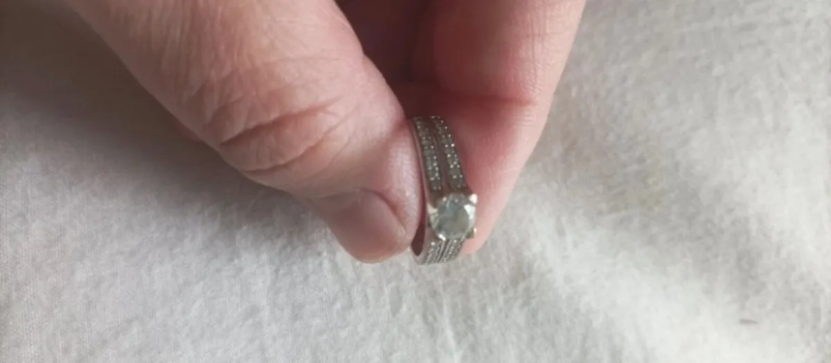 9ct gold ring - Image 1
