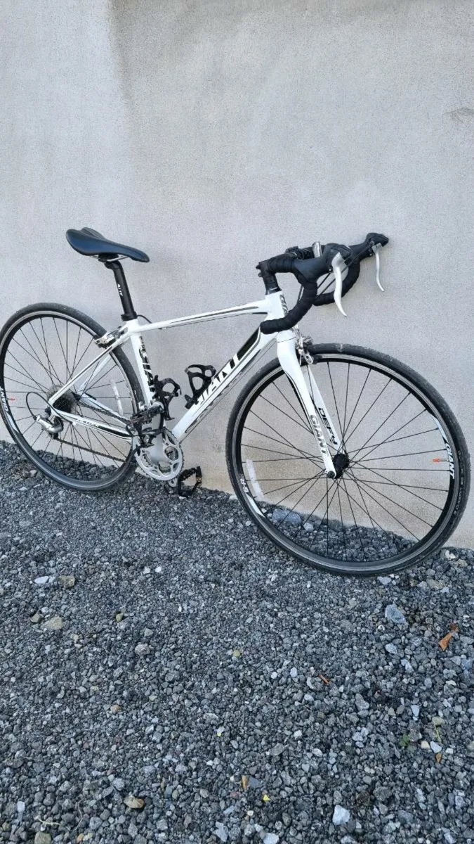 Giant Defy Road Bike - Image 1