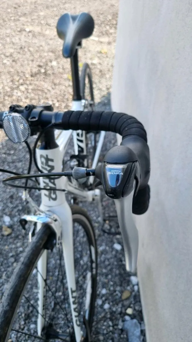 Giant Defy Road Bike - Image 3