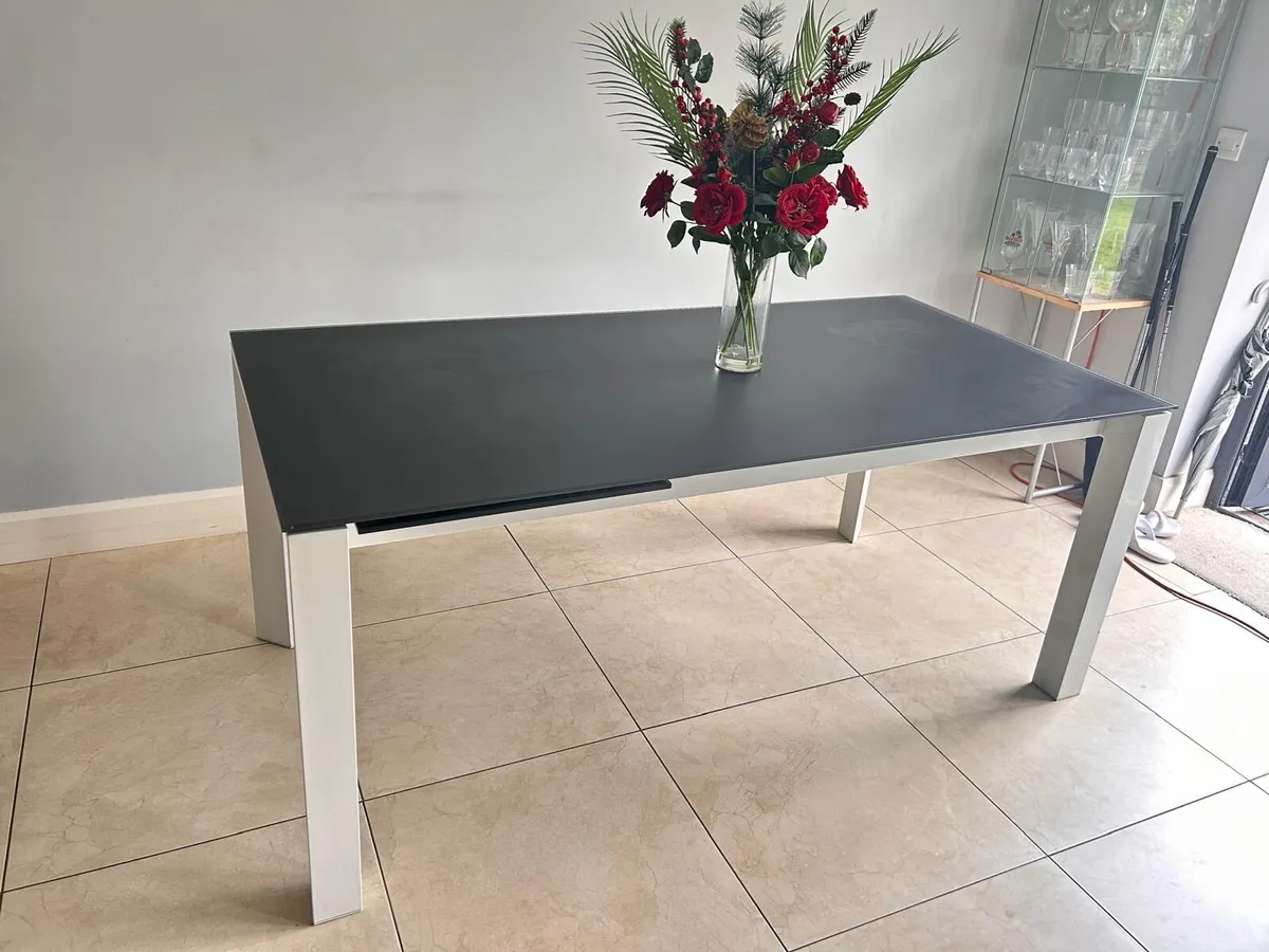 Dining table - Image 1