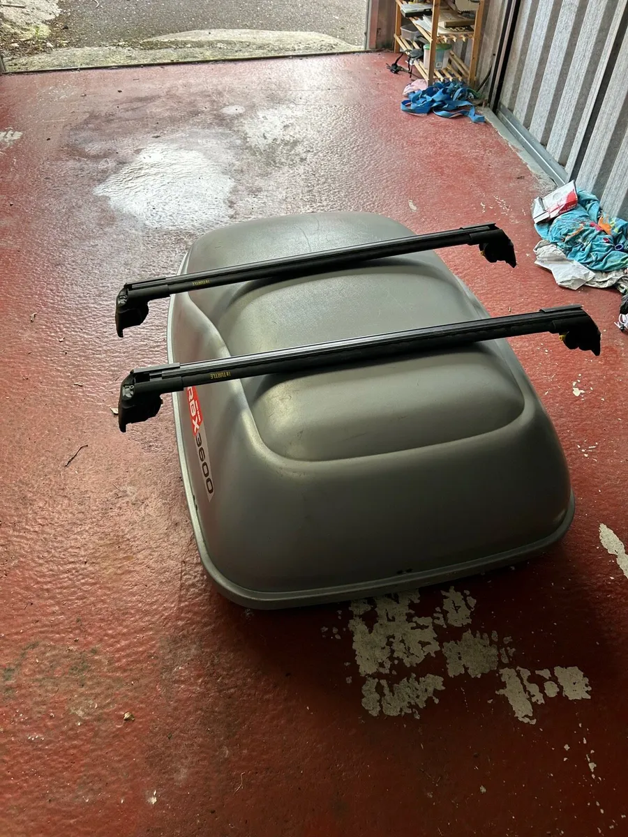 Roof box and roof rails - Image 1
