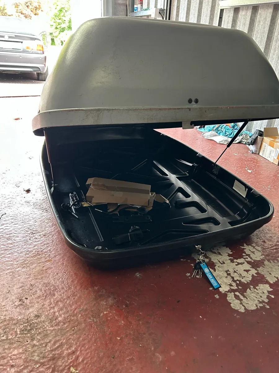 Roof box and roof rails - Image 3