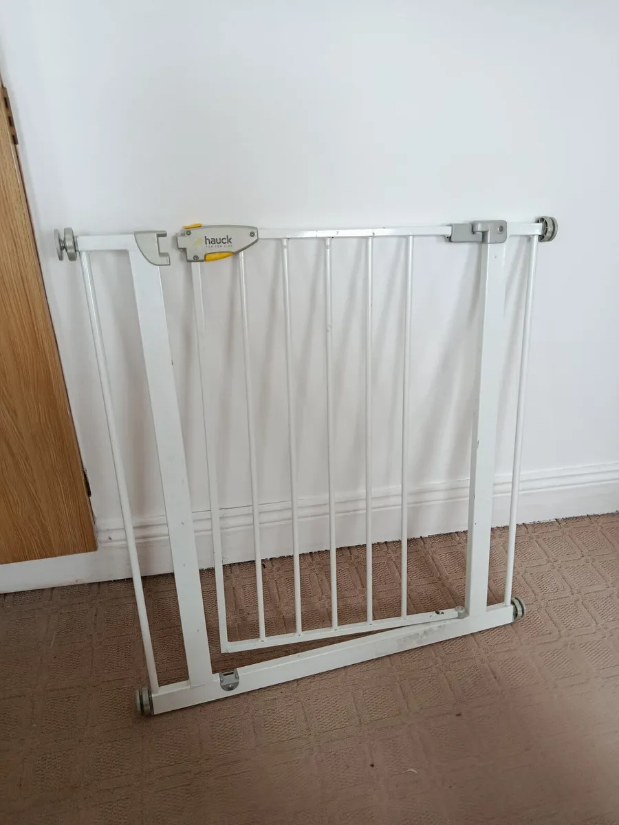 Stair gate and Moses basket - Image 1